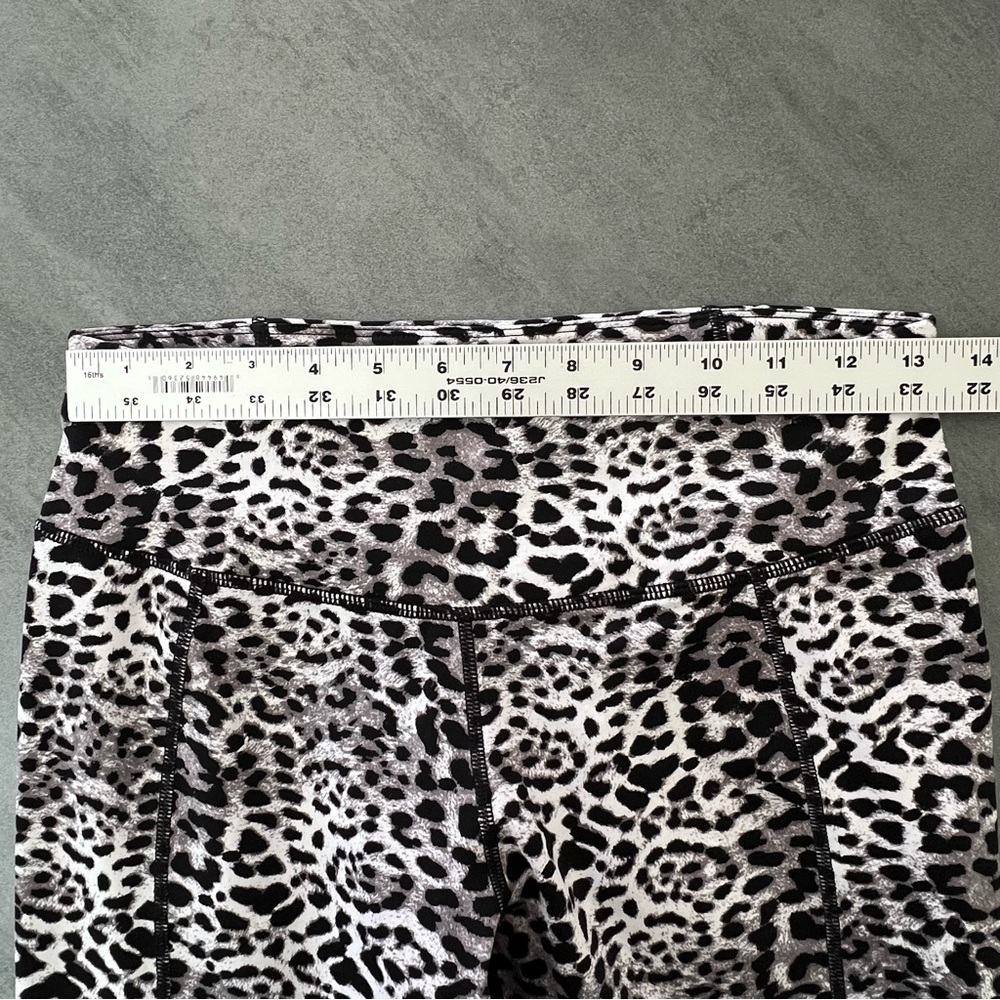 Betsey Johnson Performance Snow Leopard Cropped Leggings Tights Women’s‎ Medium - Picture 7 of 9